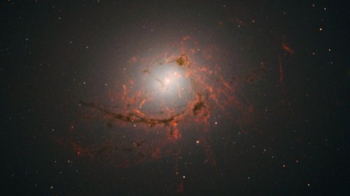 Снимок телескопа Hubble: NGC 4696 - галактика, которая разрушается ее сверхмассивной черной дырой