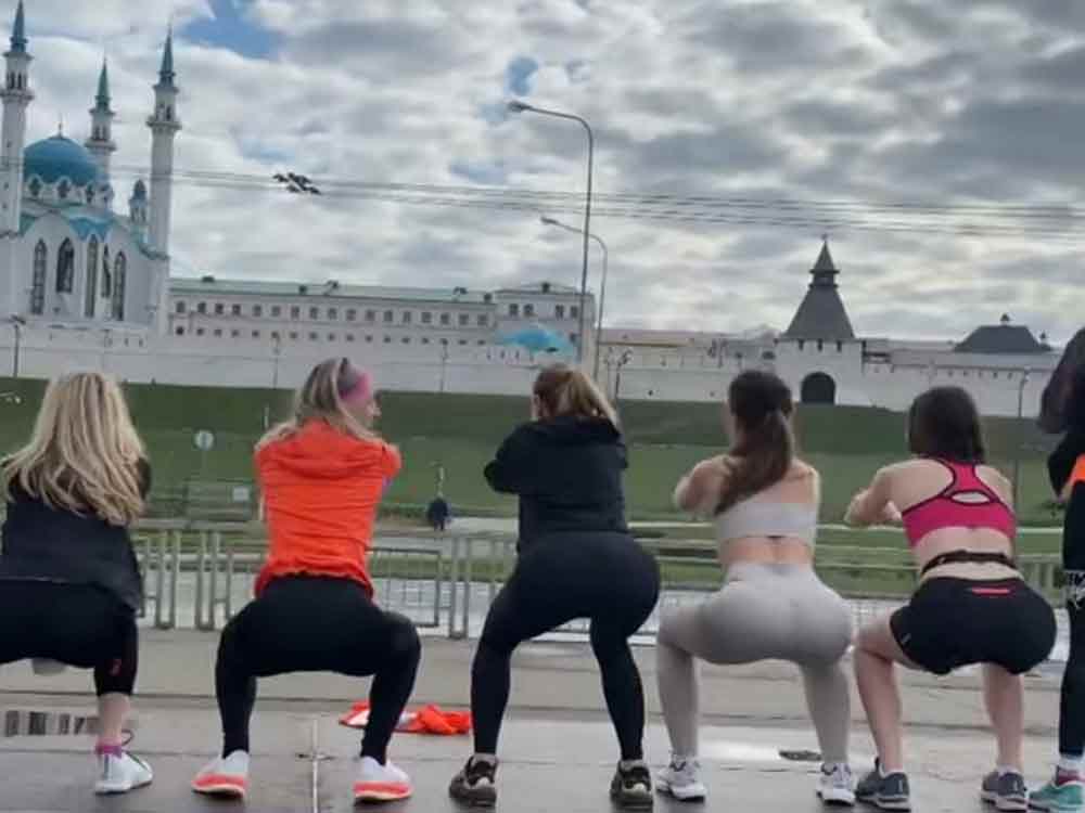 Видеоролик с в легинсах девицами на фоне мечети побудило скандал