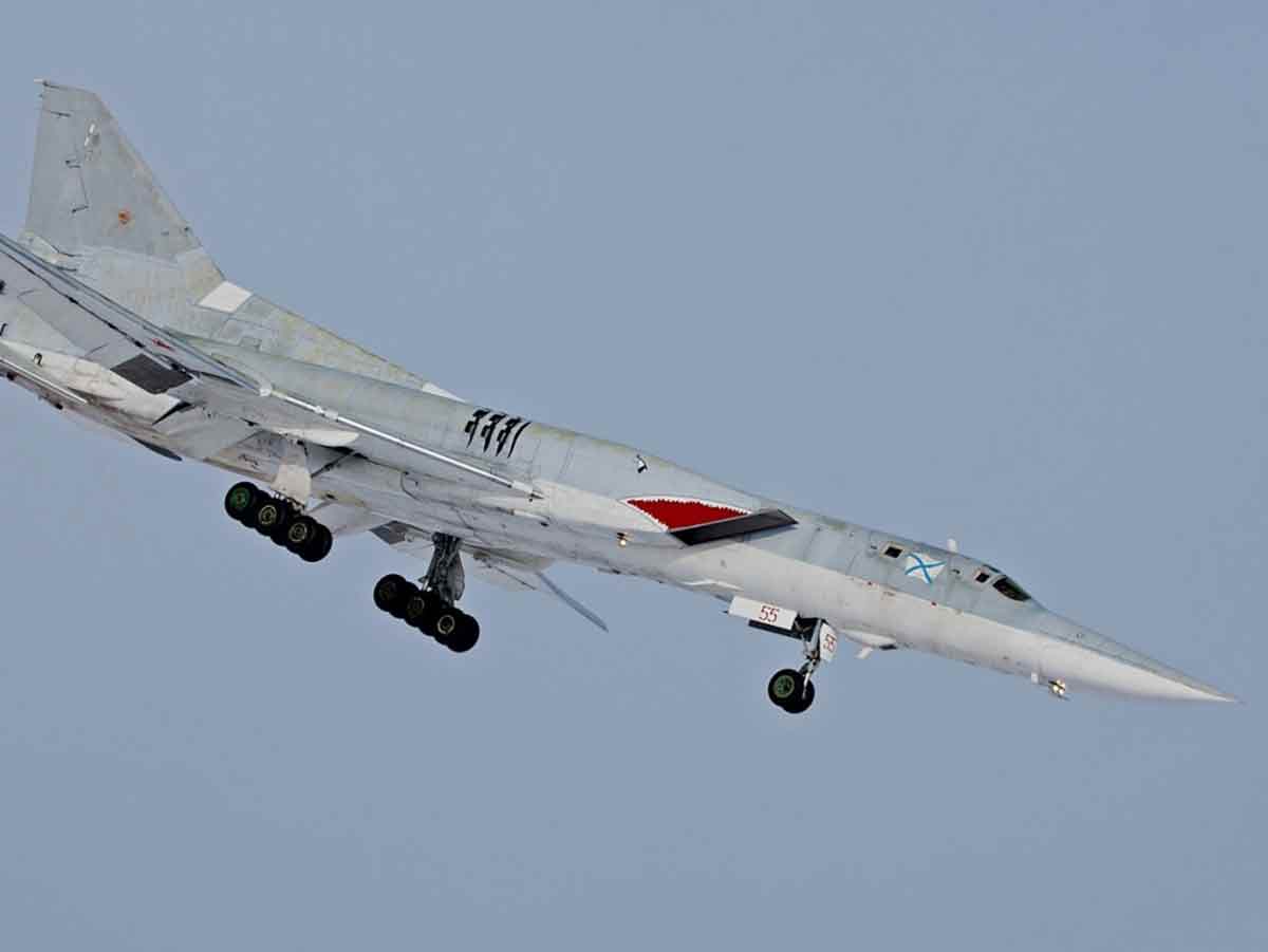 Российские сверхзвуковые бомбардировщики Ту-22М3 поиздевались над американскими ЗРК “Пэтриот”